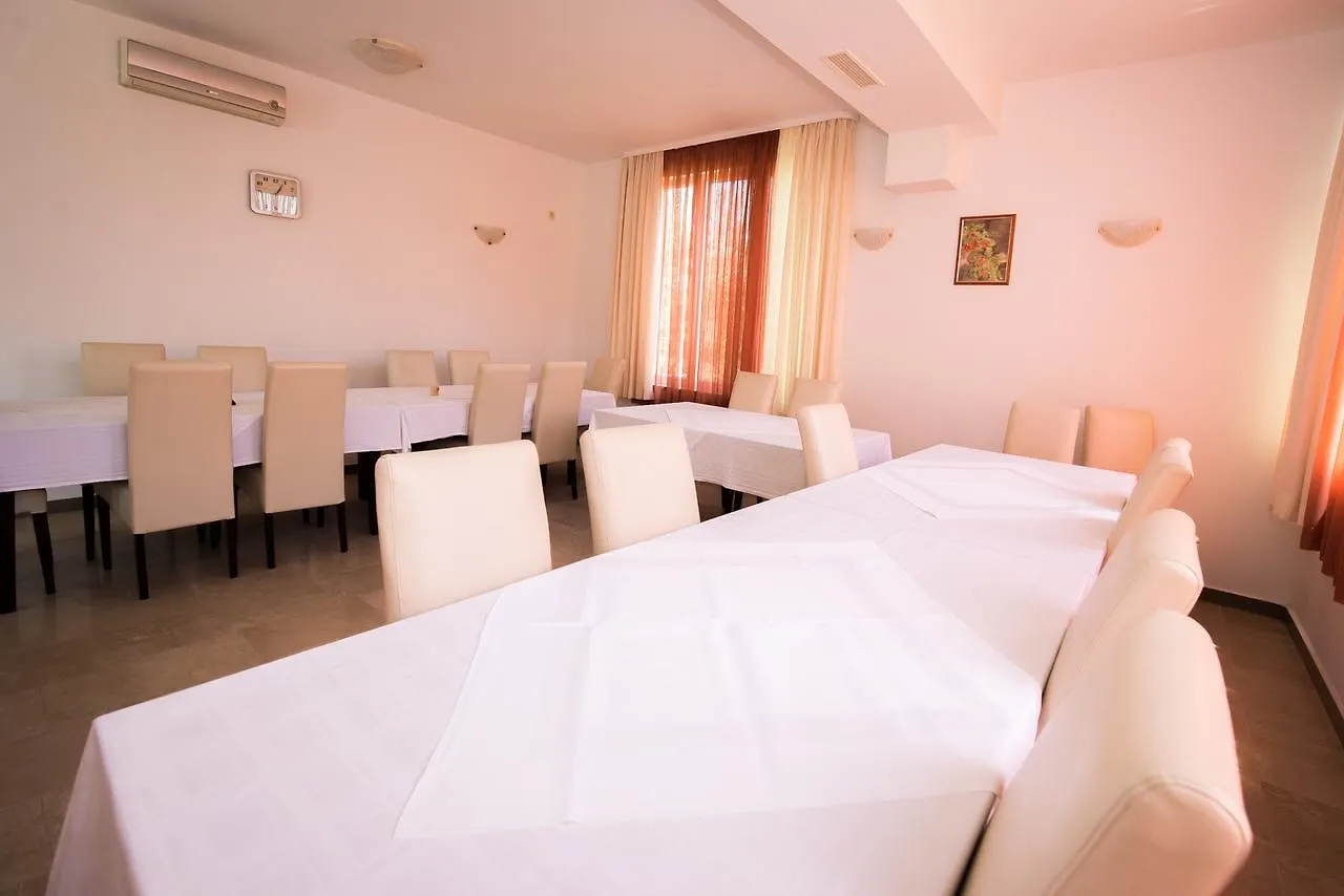 Kaštela Bed And Breakfast Helena לינה וארוחת בוקר