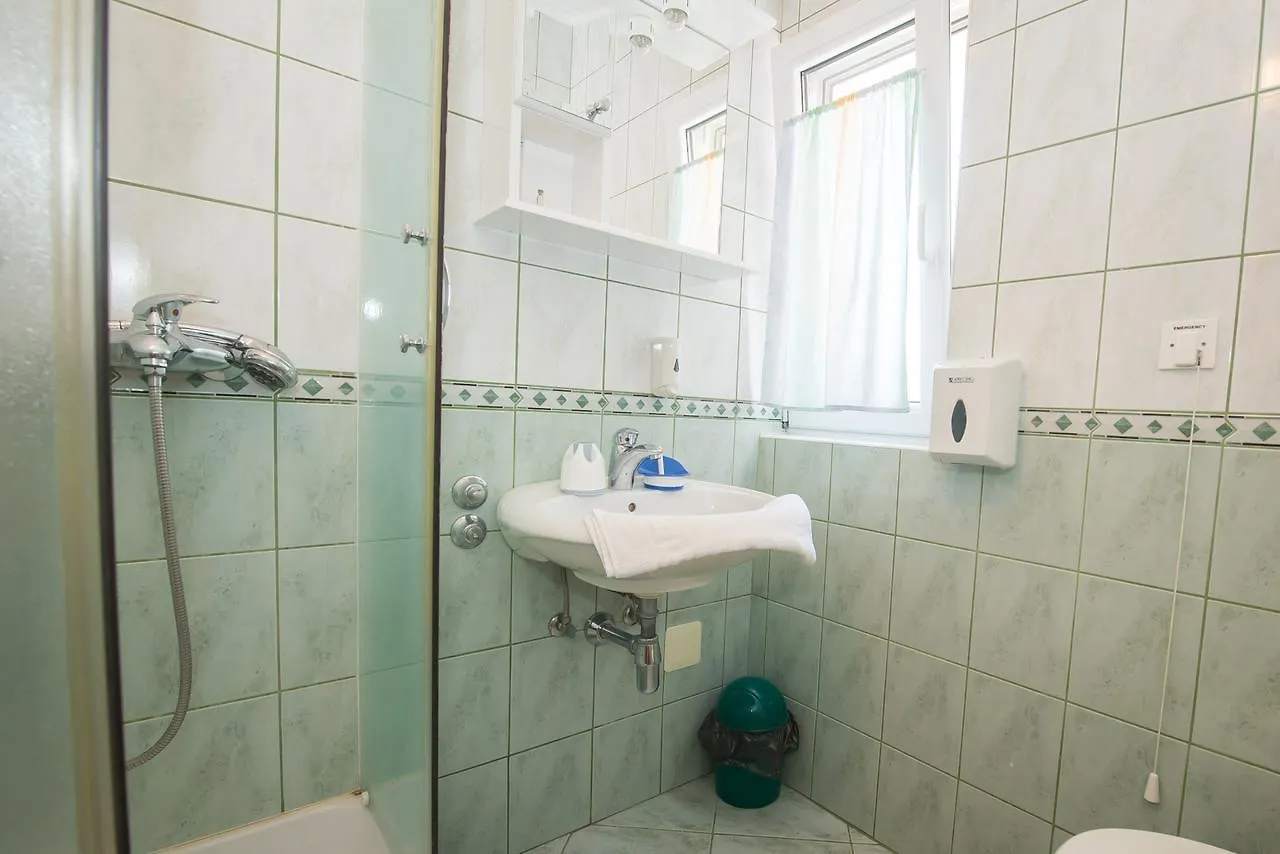 Kaštela Bed And Breakfast Helena לינה וארוחת בוקר